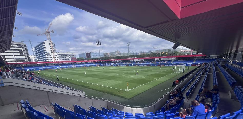 开云APP-世体：西甲派代表考察巴萨临时球场，确保与瓦伦比赛顺利进行