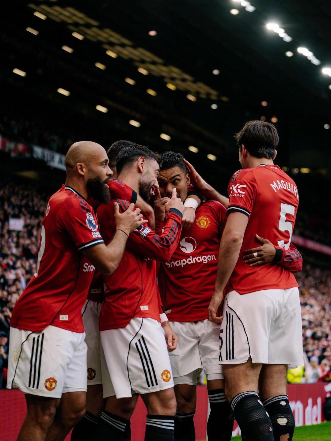 开云体育下载-热闻|谢什科5战4球，B费破27年神迹！曼联复仇维拉，稳守积分榜前三