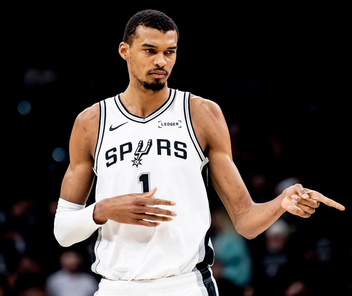 开云官网-32分12板8助2断4帽!文班亚马复制姚明神迹,战神卡要小心了