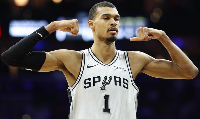 开云官网-32分12板8助2断4帽!文班亚马复制姚明神迹,战神卡要小心了